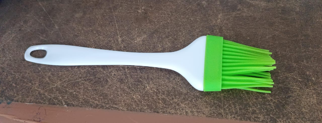 Silicone Kitchen Oil Spatula Brush with Handle Pastry / Cake Brush (17 cm / 1 Pc) Silicone Kitchen Oil Spatula Brush with Handle Pastry / Cake Brush (17 cm / 1 Pc)